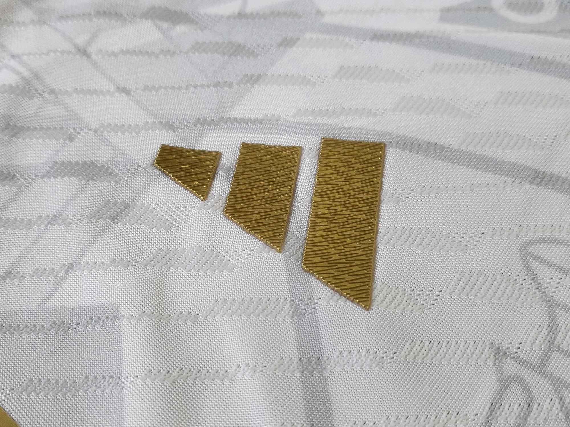 Camisa Real Madrid "Golden-White Style" 23/24 (Versão Jogador) | EDIÇÃO ESPECIAL