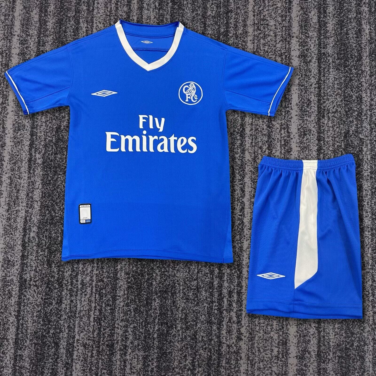 Kit Chelsea F.C. Home 03/05 Conjunto Infantil (Versão Torcedor Retro)