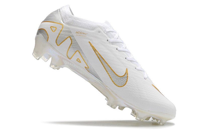 Chuteira Campo Nike Zoom Mercurial Vapor 15 Elite FG Branca, Prata e Dourada | Football Boots