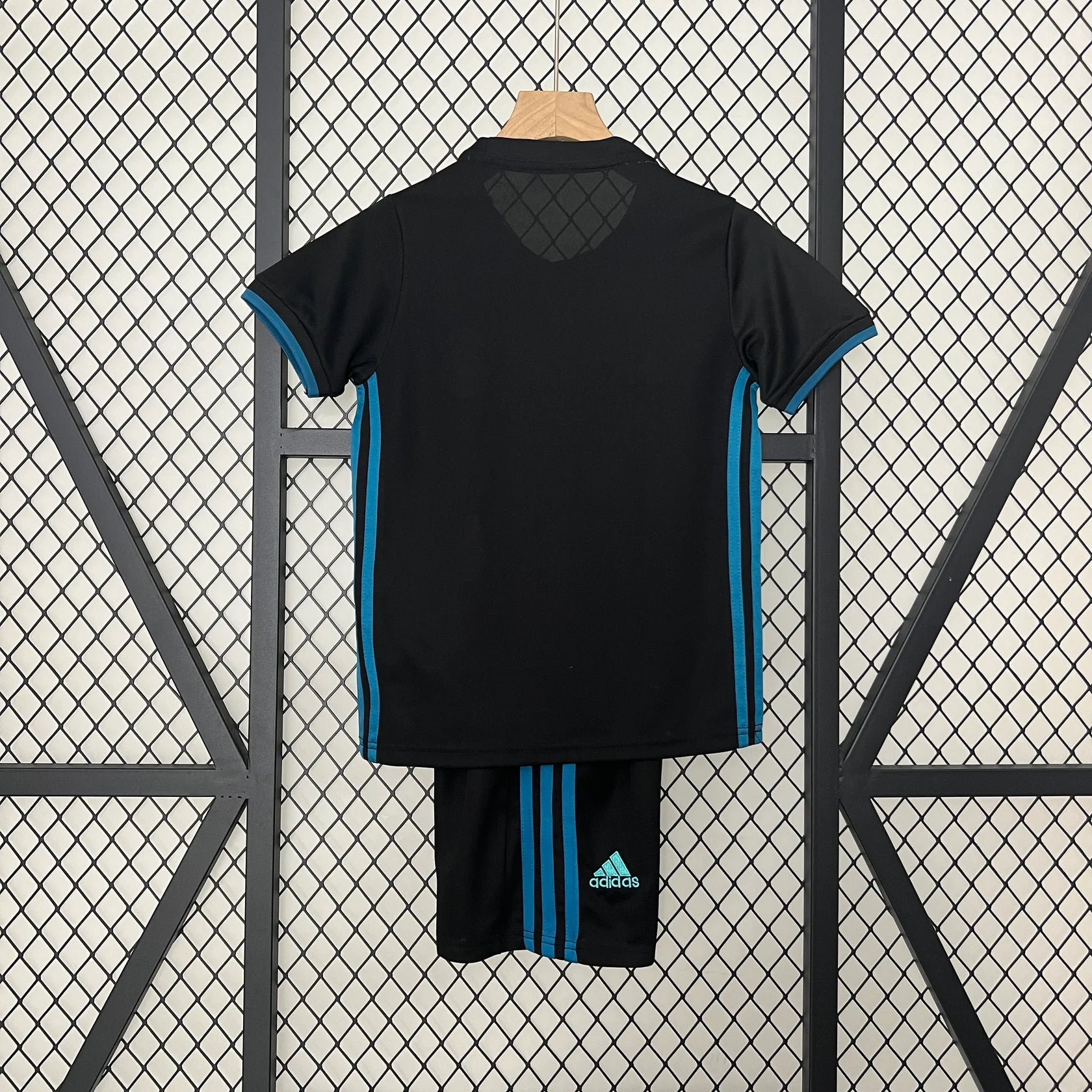 Kit Real Madrid Away 17/18 Conjunto Infantil (Versão Torcedor Retrô)