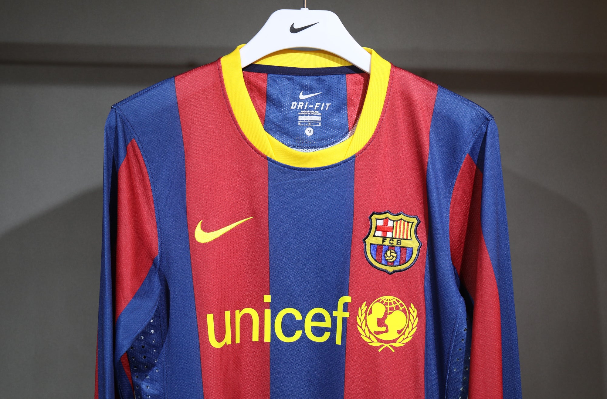 Camisa Barcelona Home 10/11 (Versão Manga Longa Jogador Retrô)