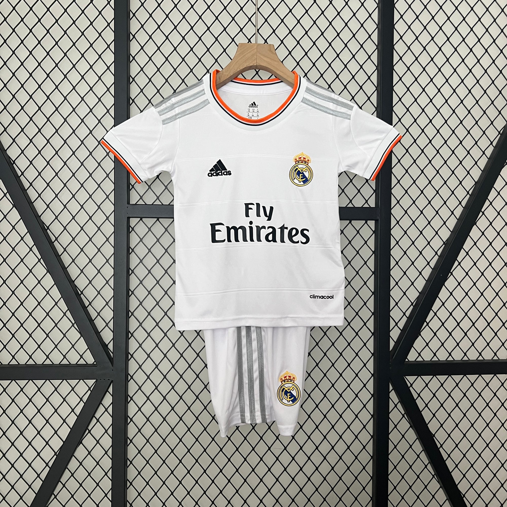 Kit Real Madrid Home 13/14 Conjunto Infantil (Versão Curta Retrô)
