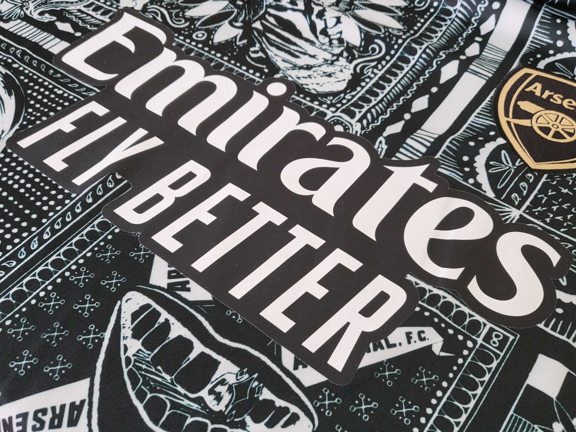 Camisa Arsenal F.C. "Black and White Style" 23/24 (Versão Torcedor) | EDIÇÃO ESPECIAL