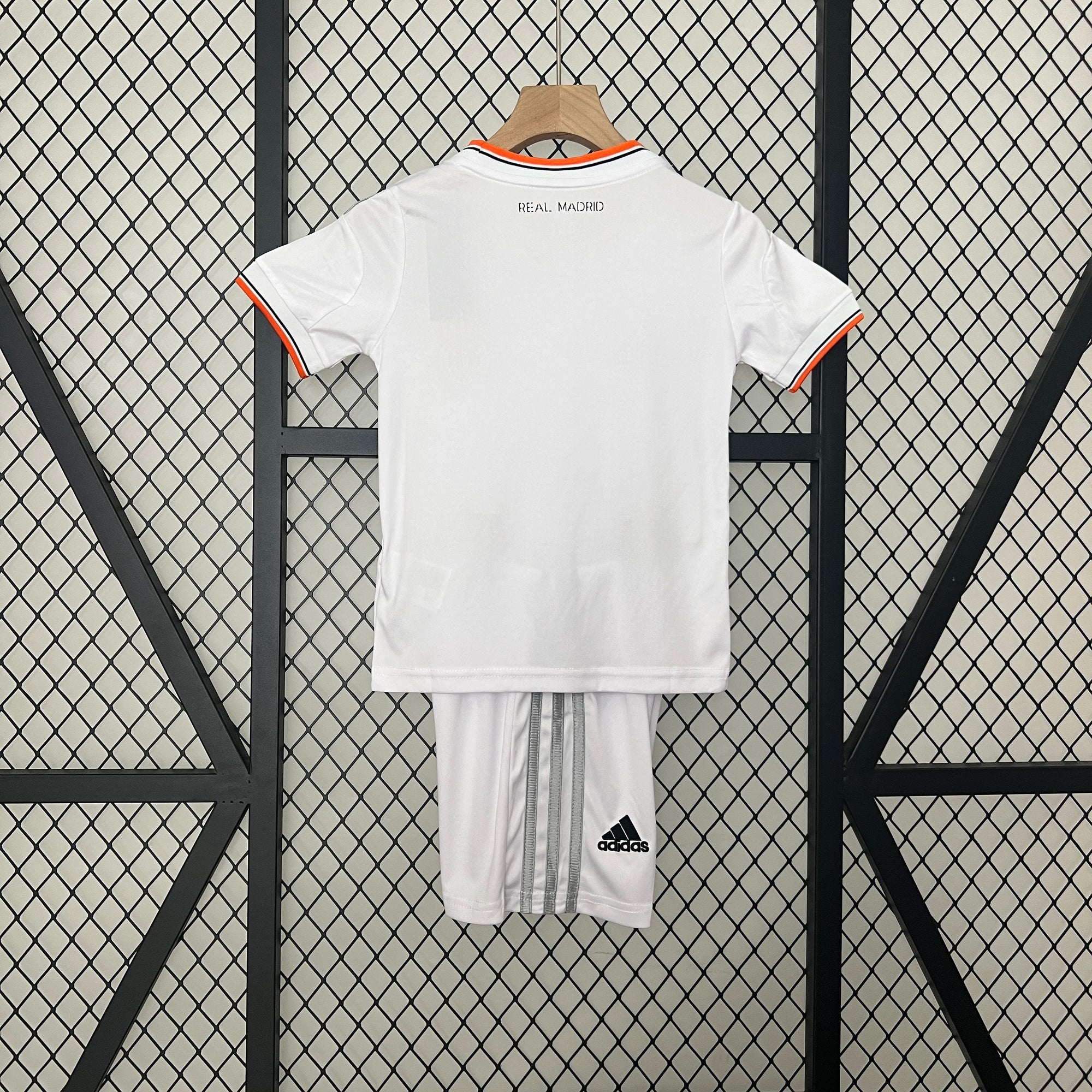 Kit Real Madrid Home 13/14 Conjunto Infantil (Versão Curta Retrô)
