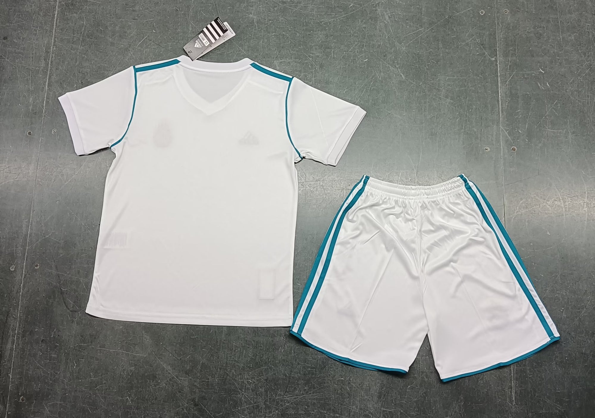 Kit Real Madrid Home 17/18 Conjunto Infantil (Versão Torcedor Retrô)