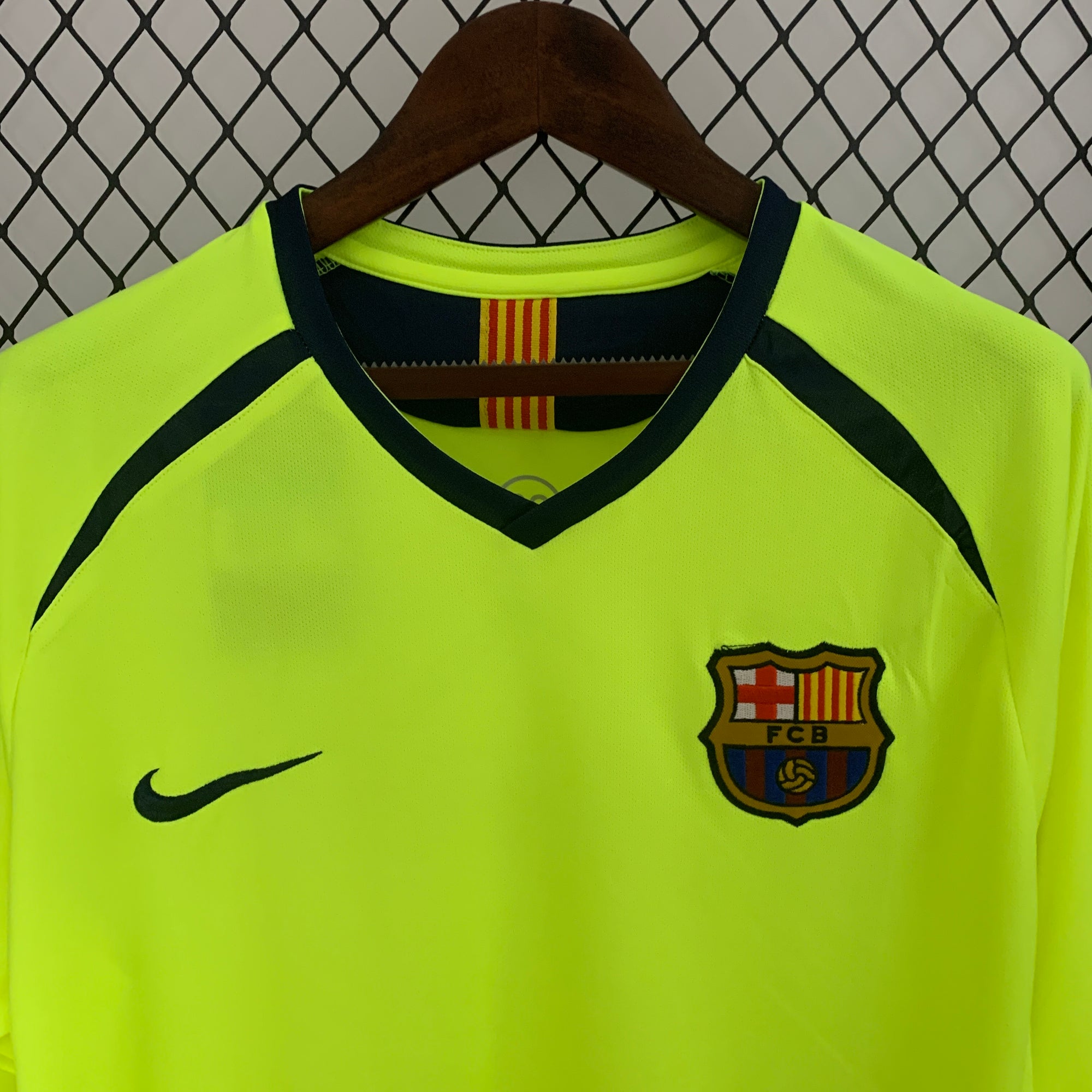 Camisa Barcelona Away 05/06 (Versão Manga Longa Retrô)