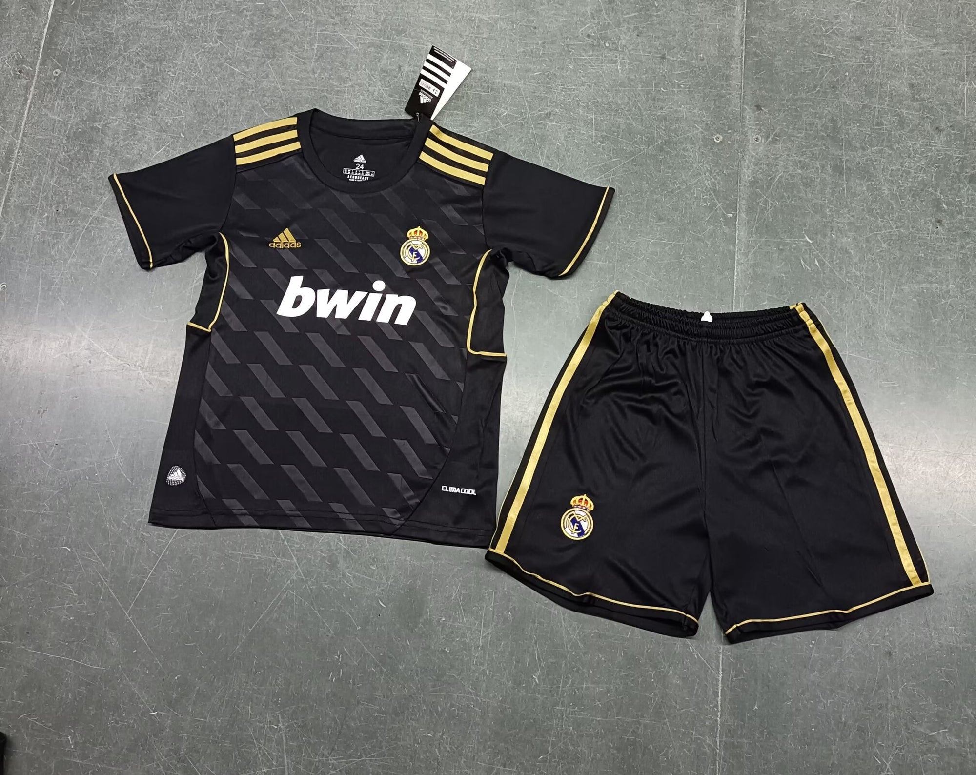 Kit Real Madrid Away 11/12 Conjunto Infantil (Versão Curta Retrô)