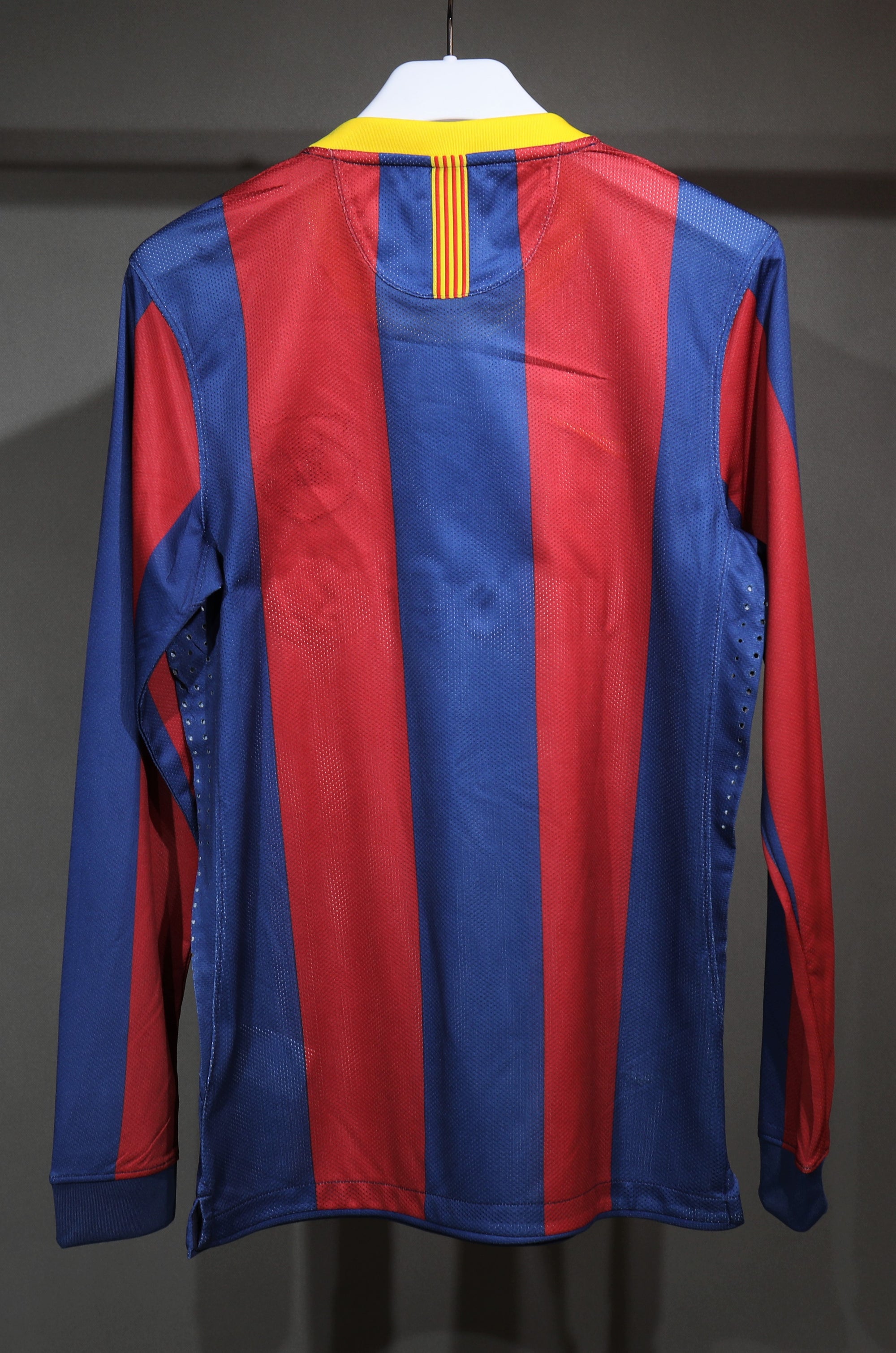 Camisa Barcelona Home 10/11 (Versão Manga Longa Jogador Retrô)