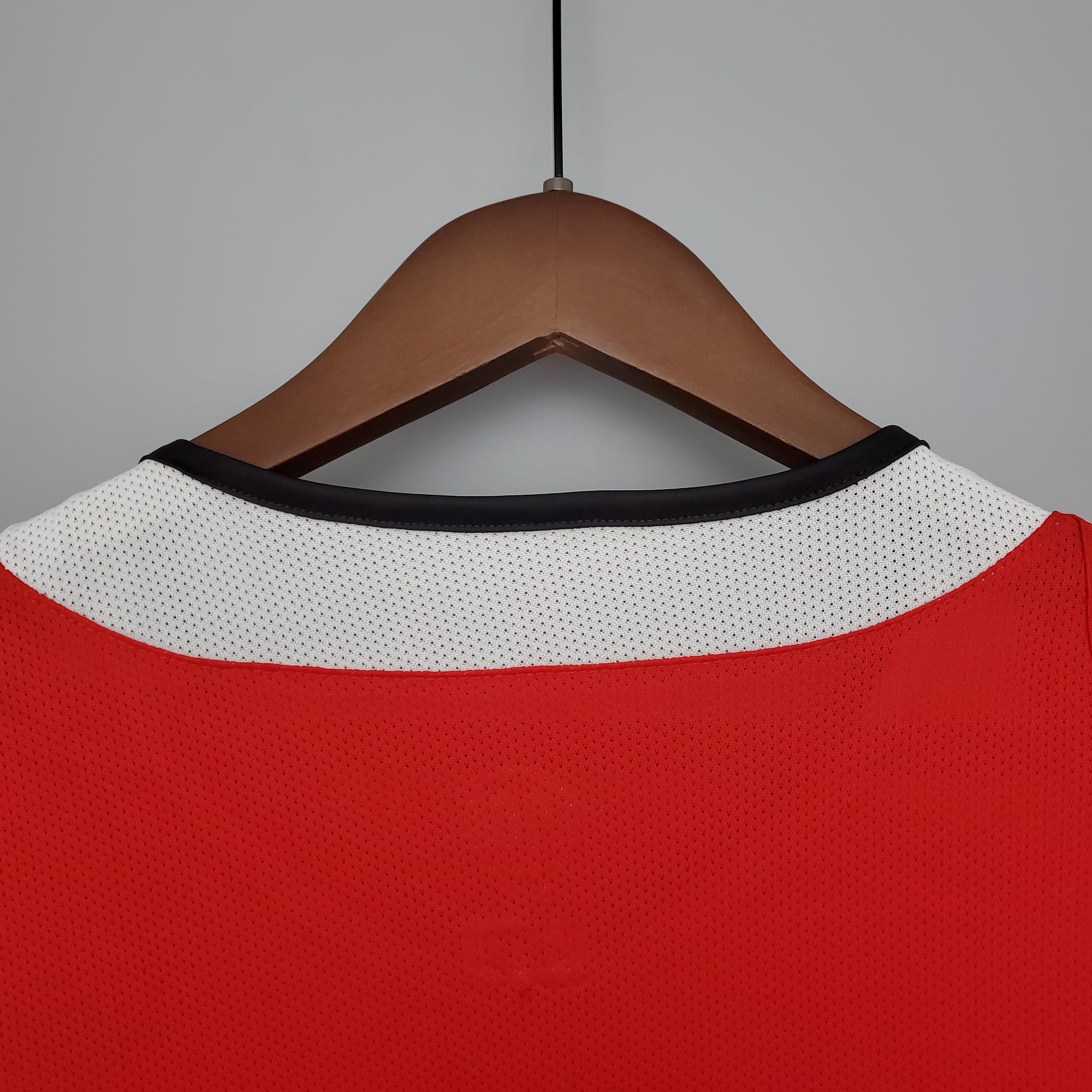 Camisa Manchester United Home 04/05 (Versão Manga Longa Retrô)