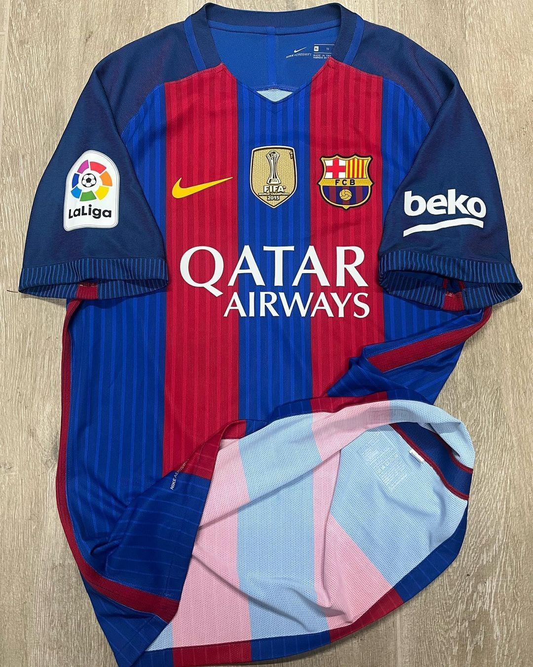 Camisa Barcelona FIFA WORLD CHAMPIONS Home 15-17 (Versão Retrô)