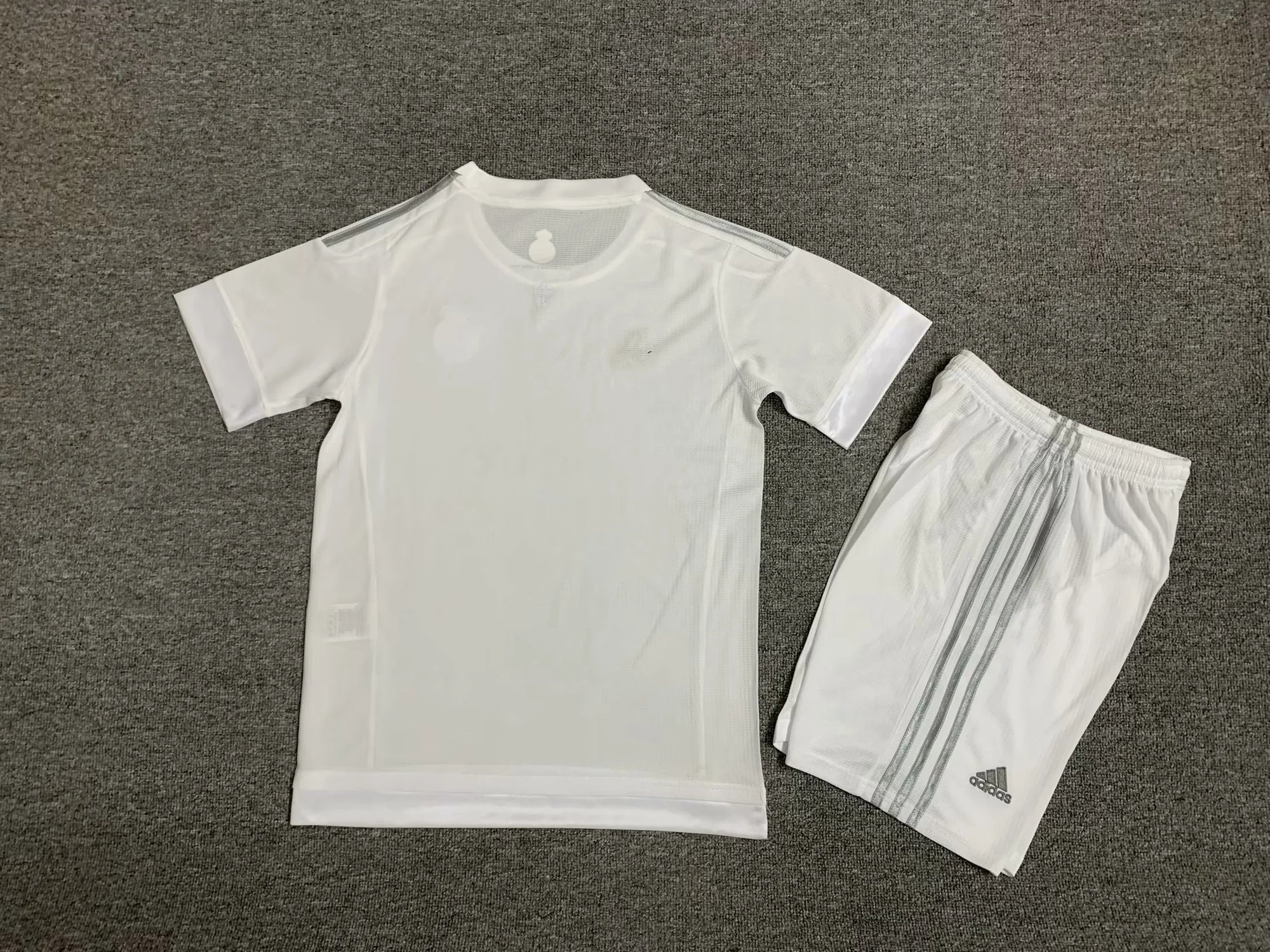 Kit Real Madrid Home 15/16 Conjunto Infantil (Versão Torcedor Retrô)