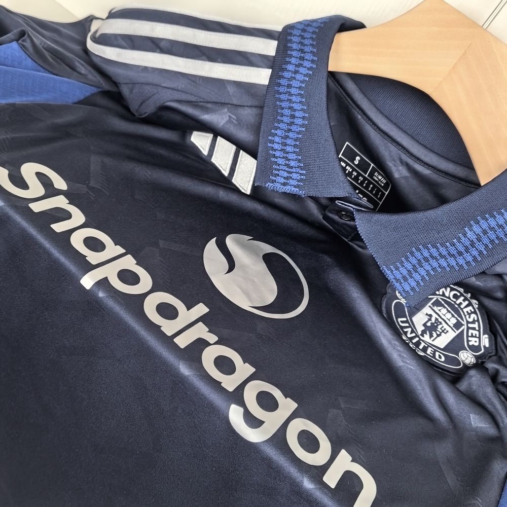 Camisa Manchester United "Dark Blue Polo" 24/25 (Versão Torcedor) | EDIÇÃO ESPECIAL
