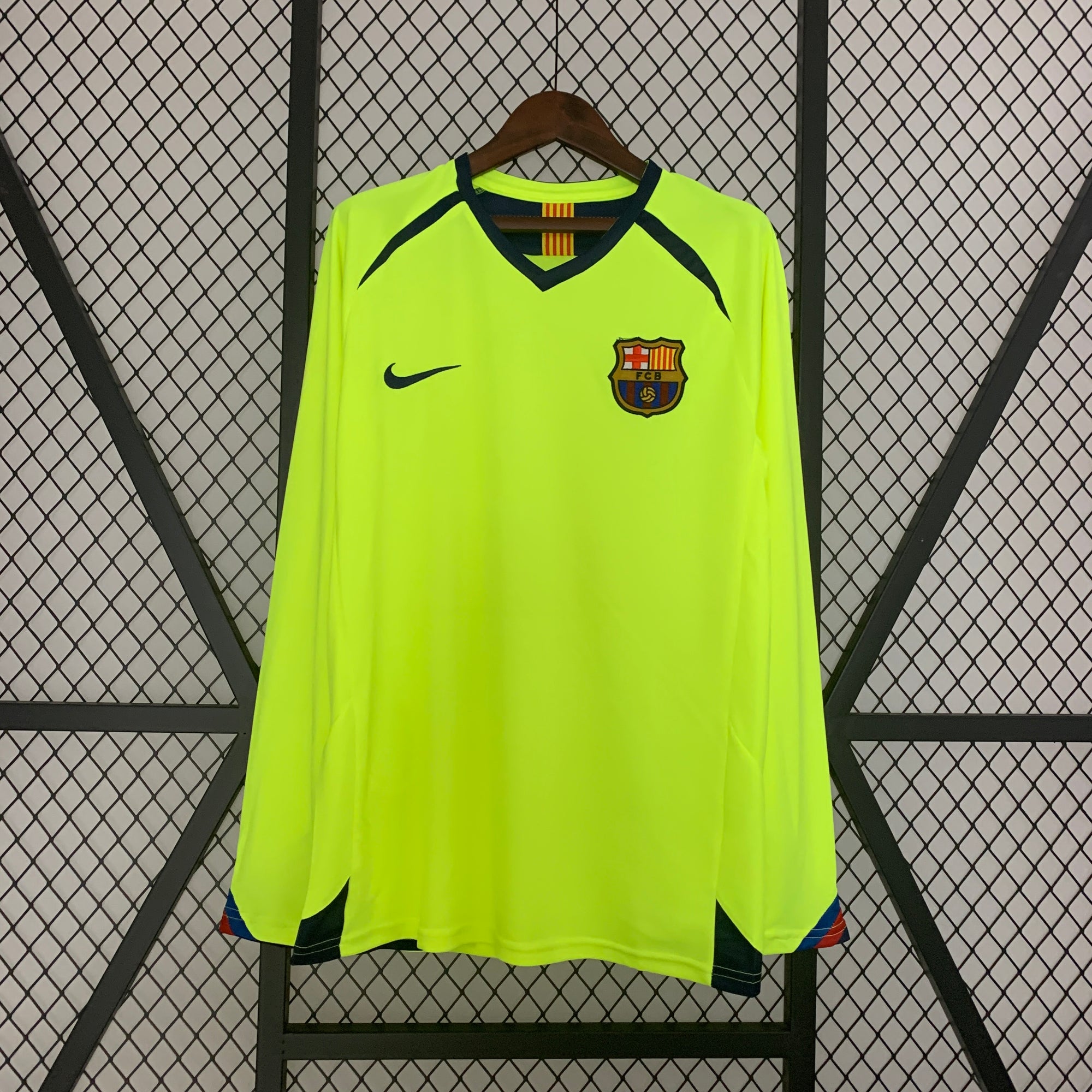 Camisa Barcelona Away 05/06 (Versão Manga Longa Retrô)