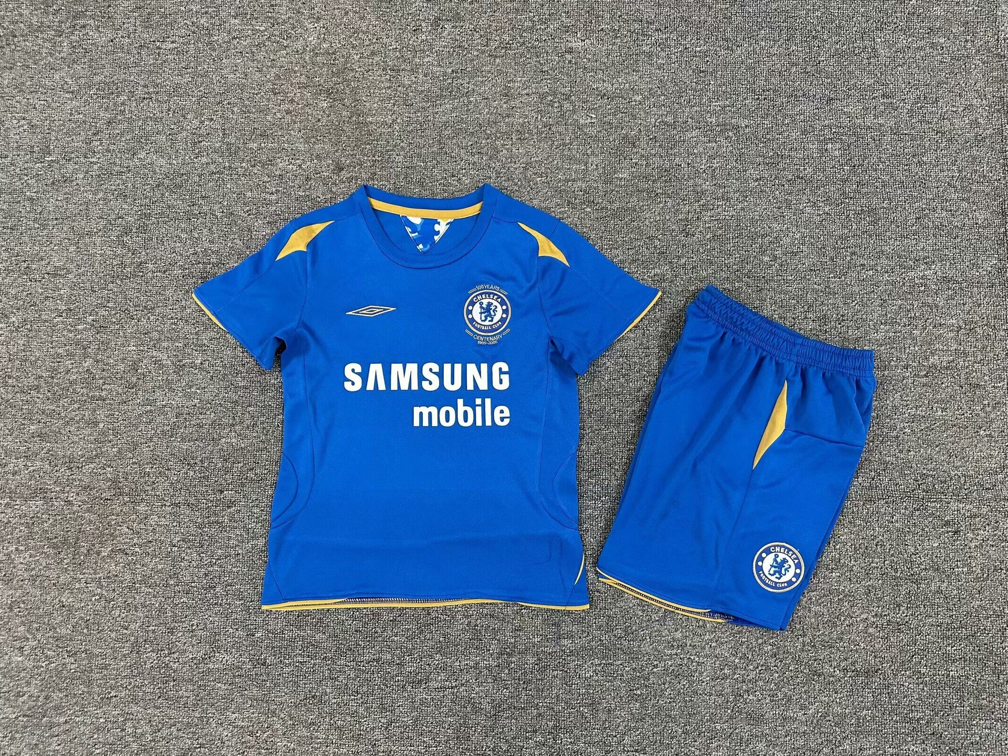 Kit Chelsea F.C. Home 05/06 Conjunto Infantil (Versão Torcedor Retro)