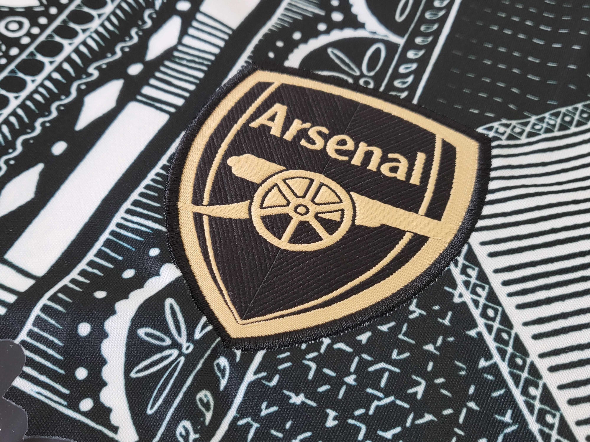 Camisa Arsenal F.C. "Black and White Style" 23/24 (Versão Torcedor) | EDIÇÃO ESPECIAL