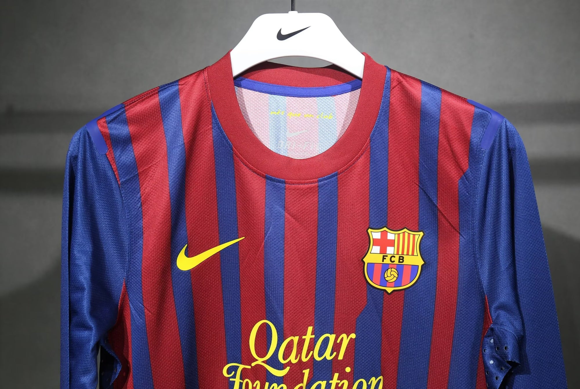 Camisa Barcelona Home 11/12 (Versão Manga Longa Jogador Retrô)