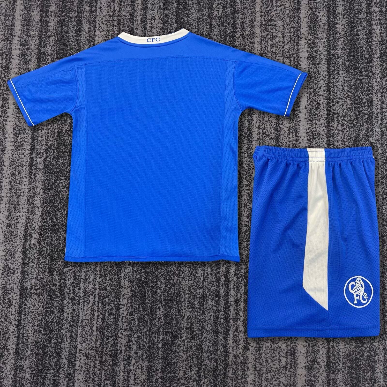 Kit Chelsea F.C. Home 03/05 Conjunto Infantil (Versão Torcedor Retro)