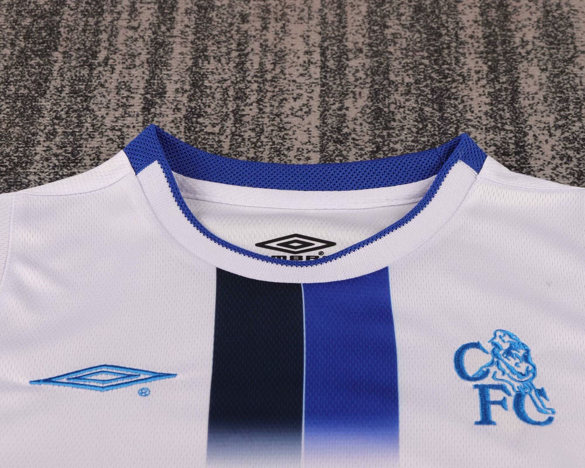 Kit Chelsea F.C. Away 03/05 Conjunto Infantil (Versão Torcedor Retro)