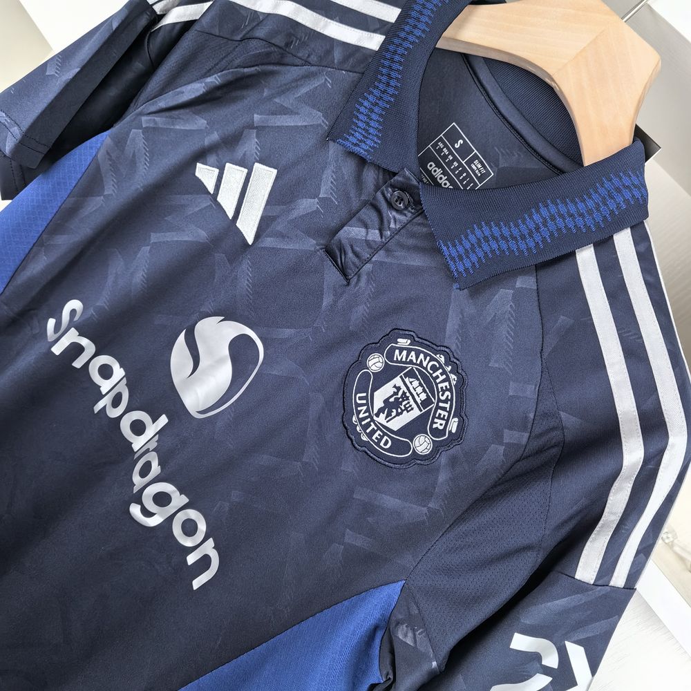 Camisa Manchester United "Dark Blue Polo" 24/25 (Versão Torcedor) | EDIÇÃO ESPECIAL