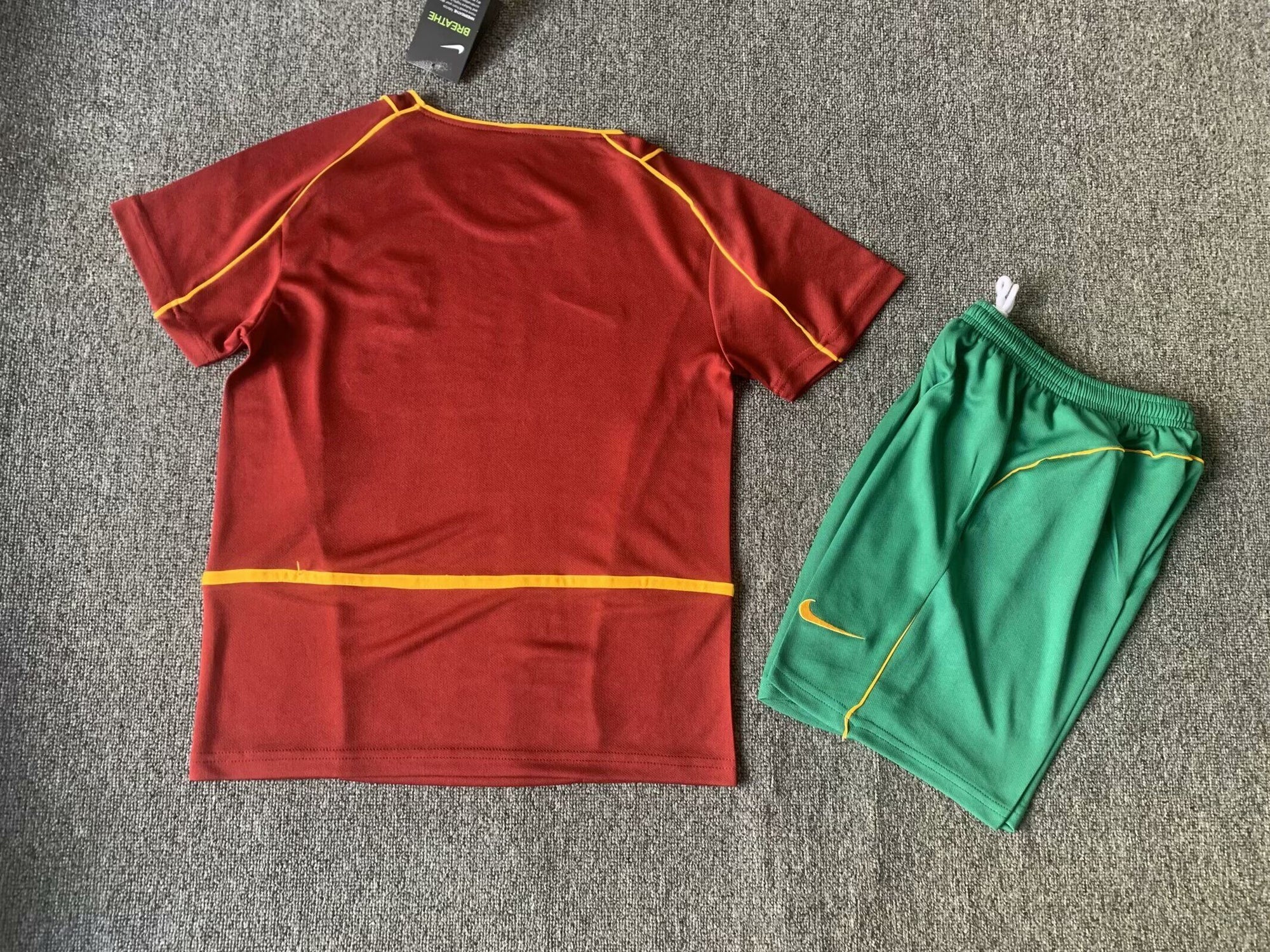 Kit Seleção Portuguesa Home 2002 Conjunto Infantil (Versão Curta Retrô)