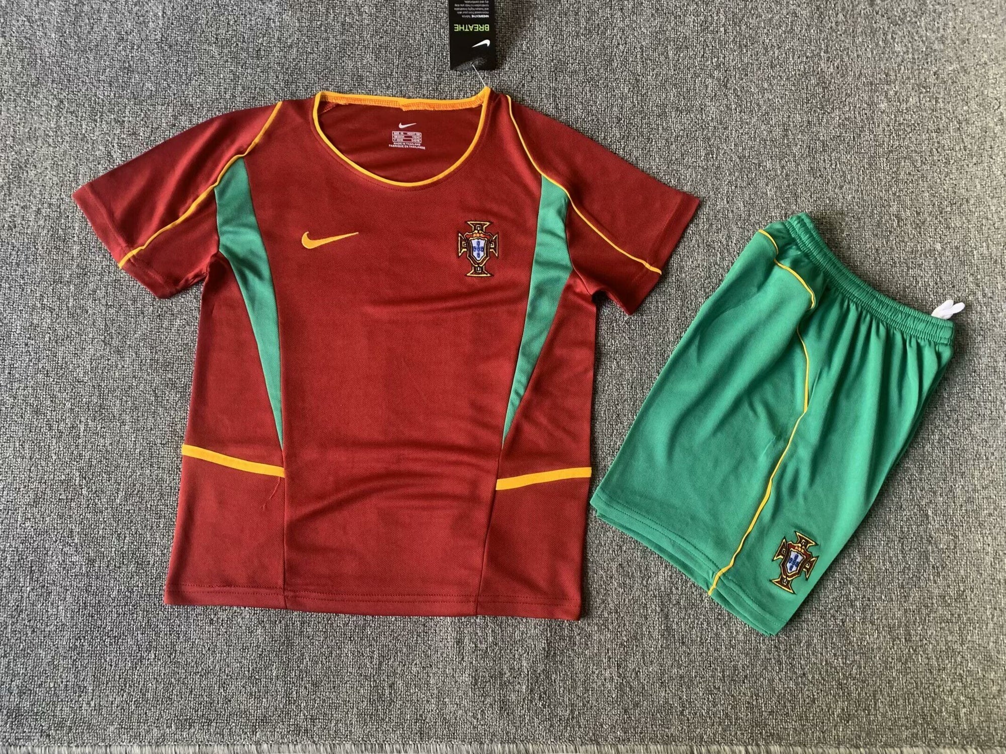 Kit Seleção Portuguesa Home 2002 Conjunto Infantil (Versão Curta Retrô)