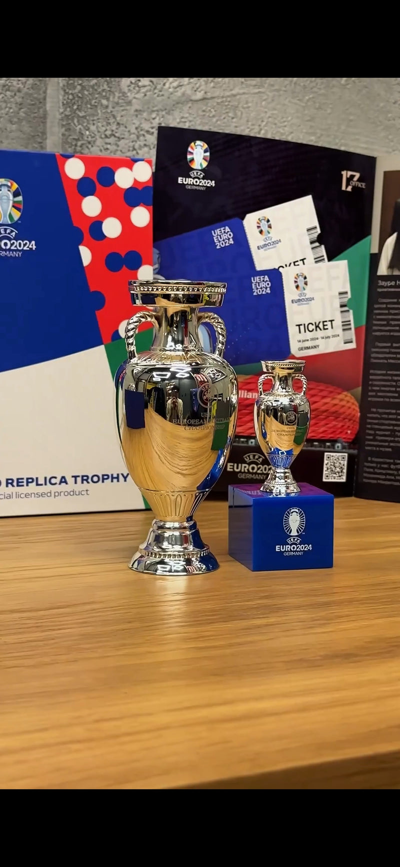 Mini Troféu Réplica Oficial do UEFA EURO 2024 no Pedestal