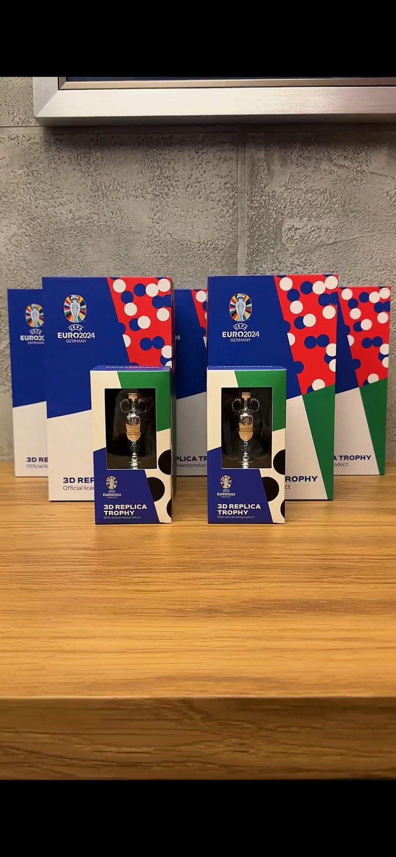 Mini Troféu Réplica Oficial do UEFA EURO 2024 no Pedestal